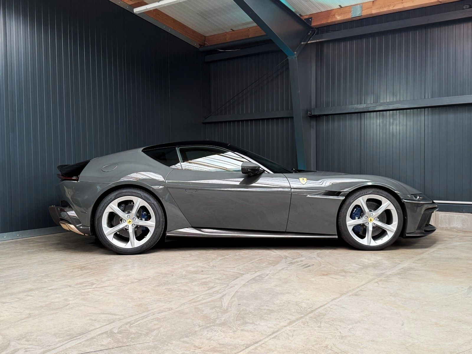 FERRARI 12Cilindri + 1. Hand + 54 km + Carbon Exterieur – Fahrzeugbild 2