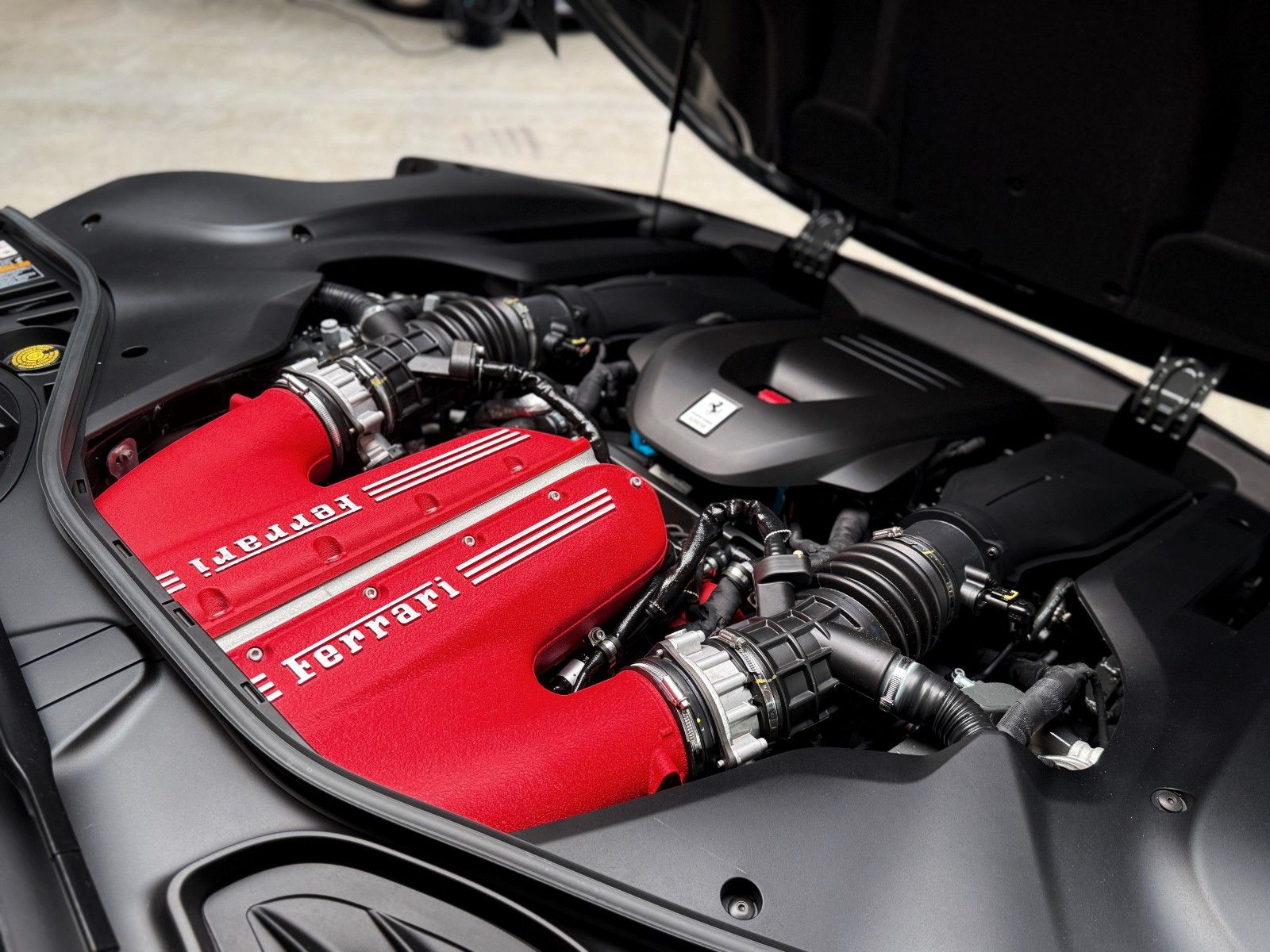 FERRARI 12Cilindri + 1. Hand + 54 km + Carbon Exterieur – Fahrzeugbild 6
