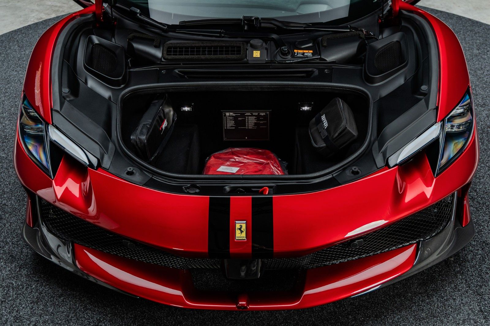 FERRARI 296 GTB Speciale + Carbon + Lipstick Red + Lift – Fahrzeugbild 10