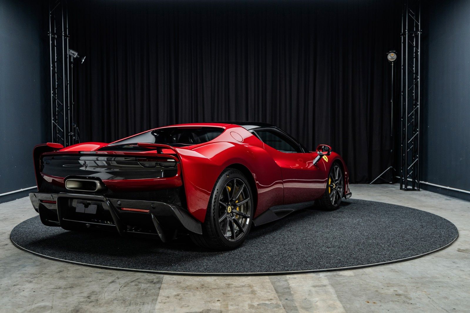 FERRARI 296 GTB Speciale + Carbon + Lipstick Red + Lift – Fahrzeugbild 6