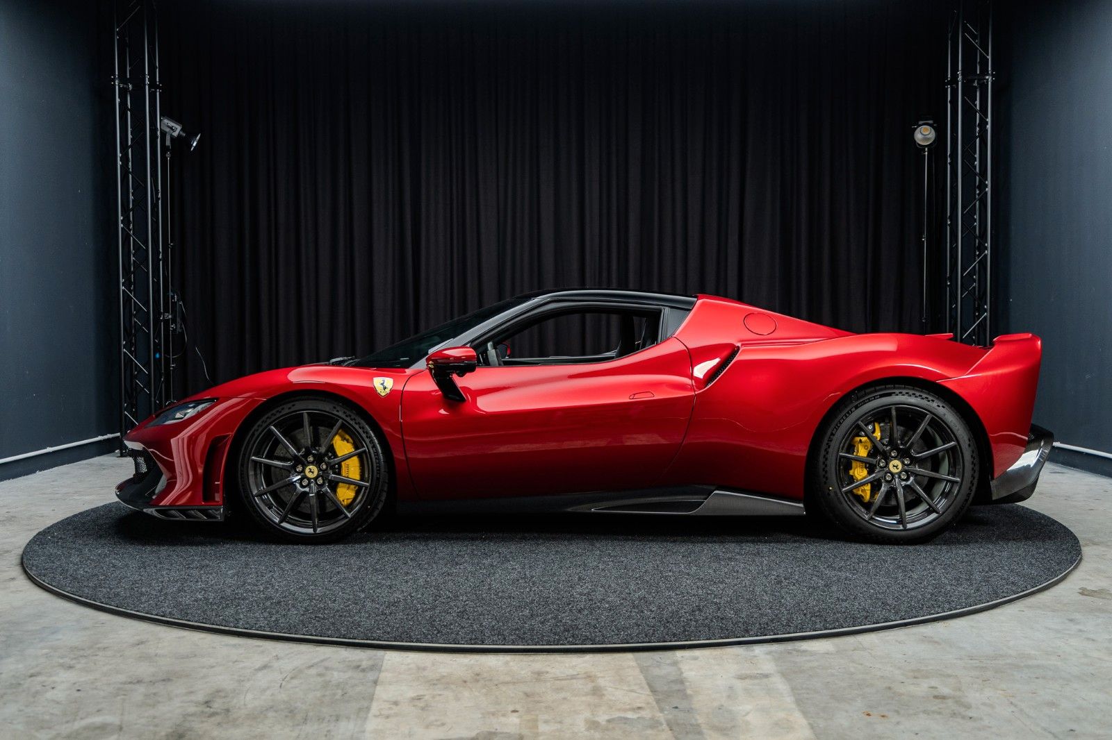 FERRARI 296 GTB Speciale + Carbon + Lipstick Red + Lift – Fahrzeugbild 2