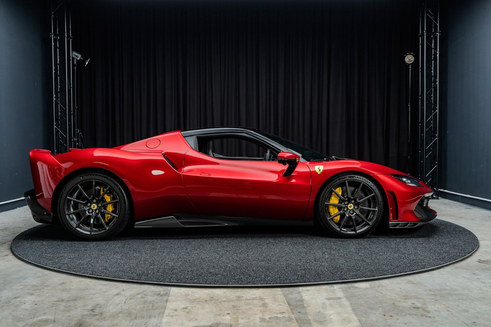 FERRARI 296 GTB Speciale + Carbon + Lipstick Red + Lift – Fahrzeugbild 7