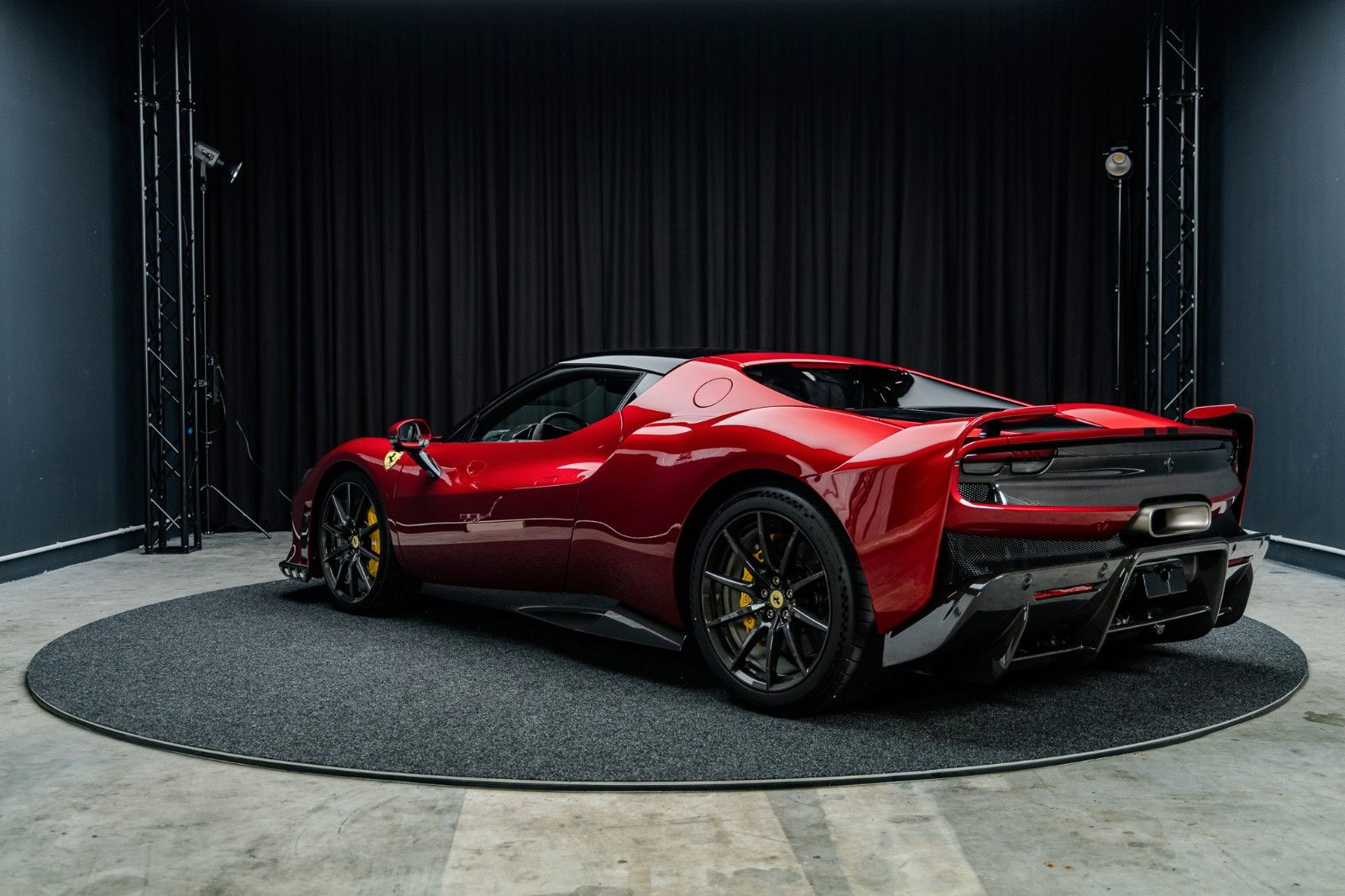 FERRARI 296 GTB Speciale + Carbon + Lipstick Red + Lift – Fahrzeugbild 4