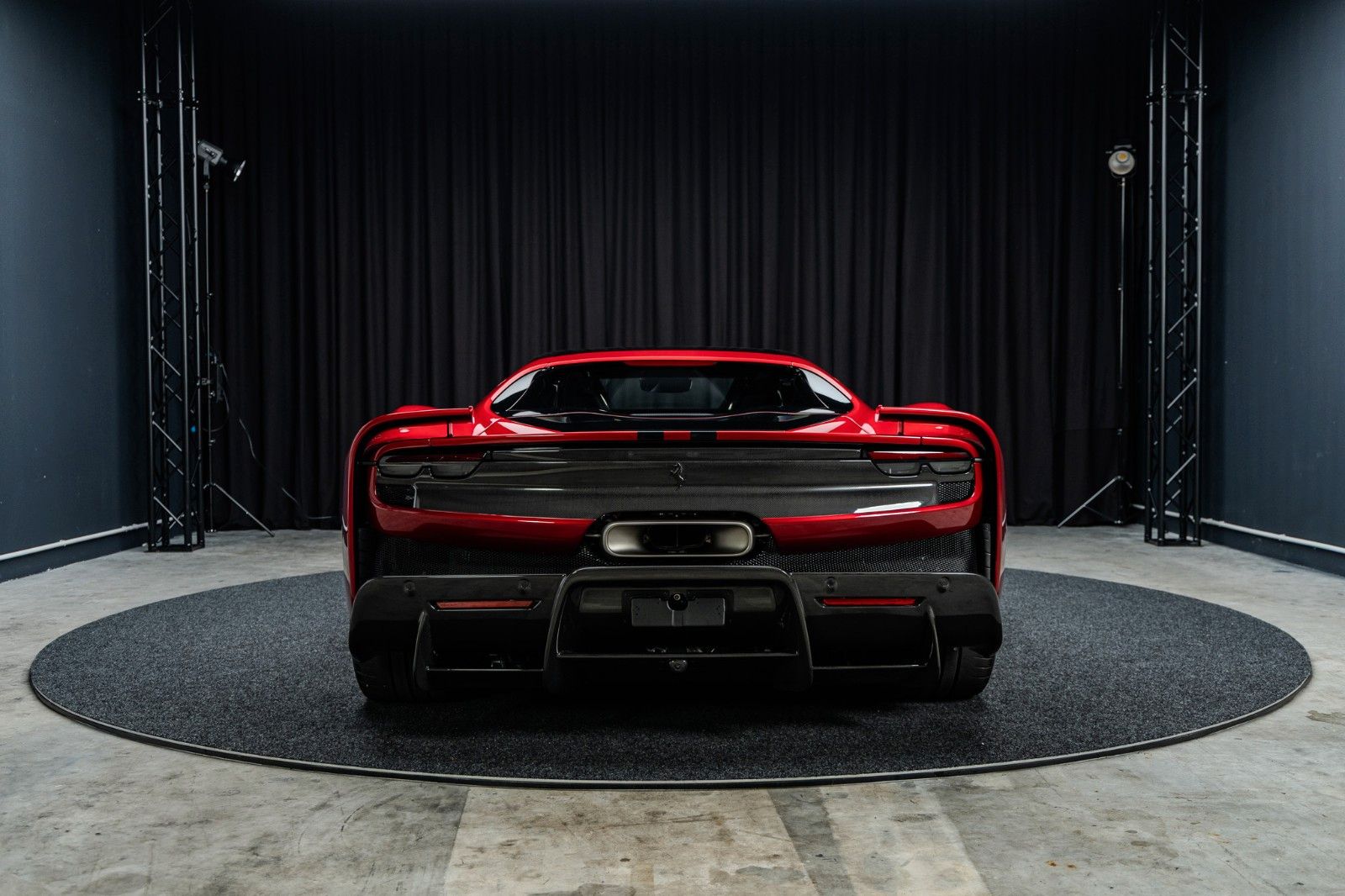 FERRARI 296 GTB Speciale + Carbon + Lipstick Red + Lift – Fahrzeugbild 5