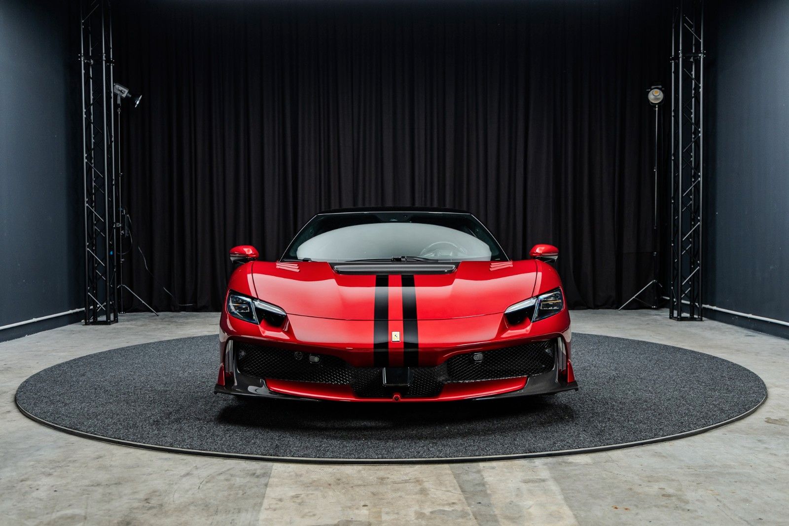 FERRARI 296 GTB Speciale + Carbon + Lipstick Red + Lift – Fahrzeugbild 3