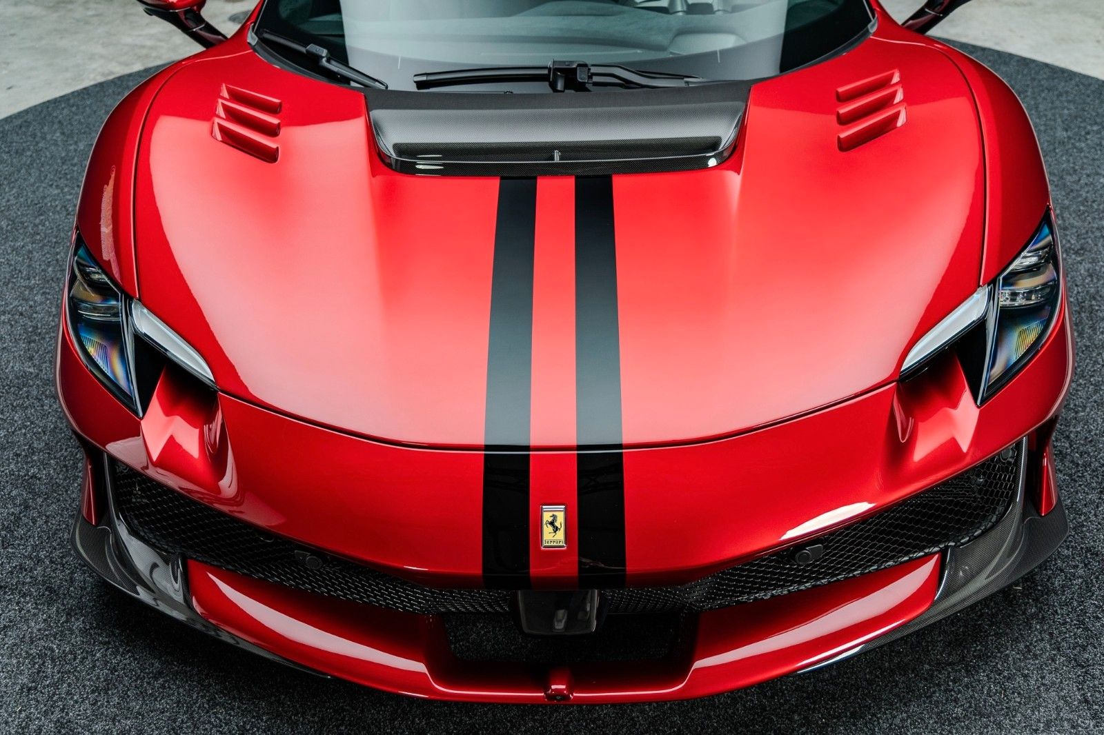 FERRARI 296 GTB Speciale + Carbon + Lipstick Red + Lift – Fahrzeugbild 9