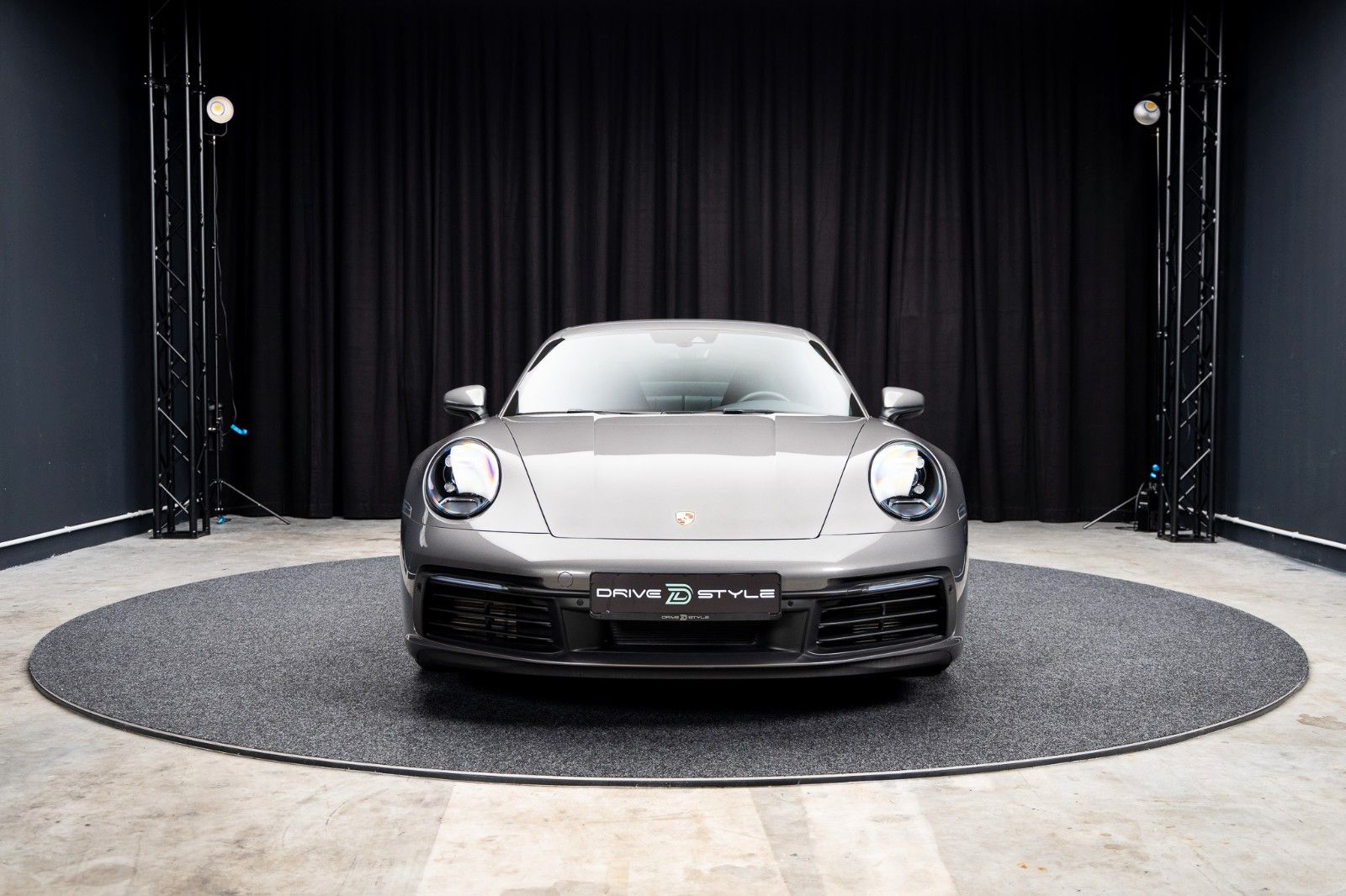 PORSCHE 992 + 1. Hand + 16.050 km + Schiebedach + PDK – Fahrzeugbild 3