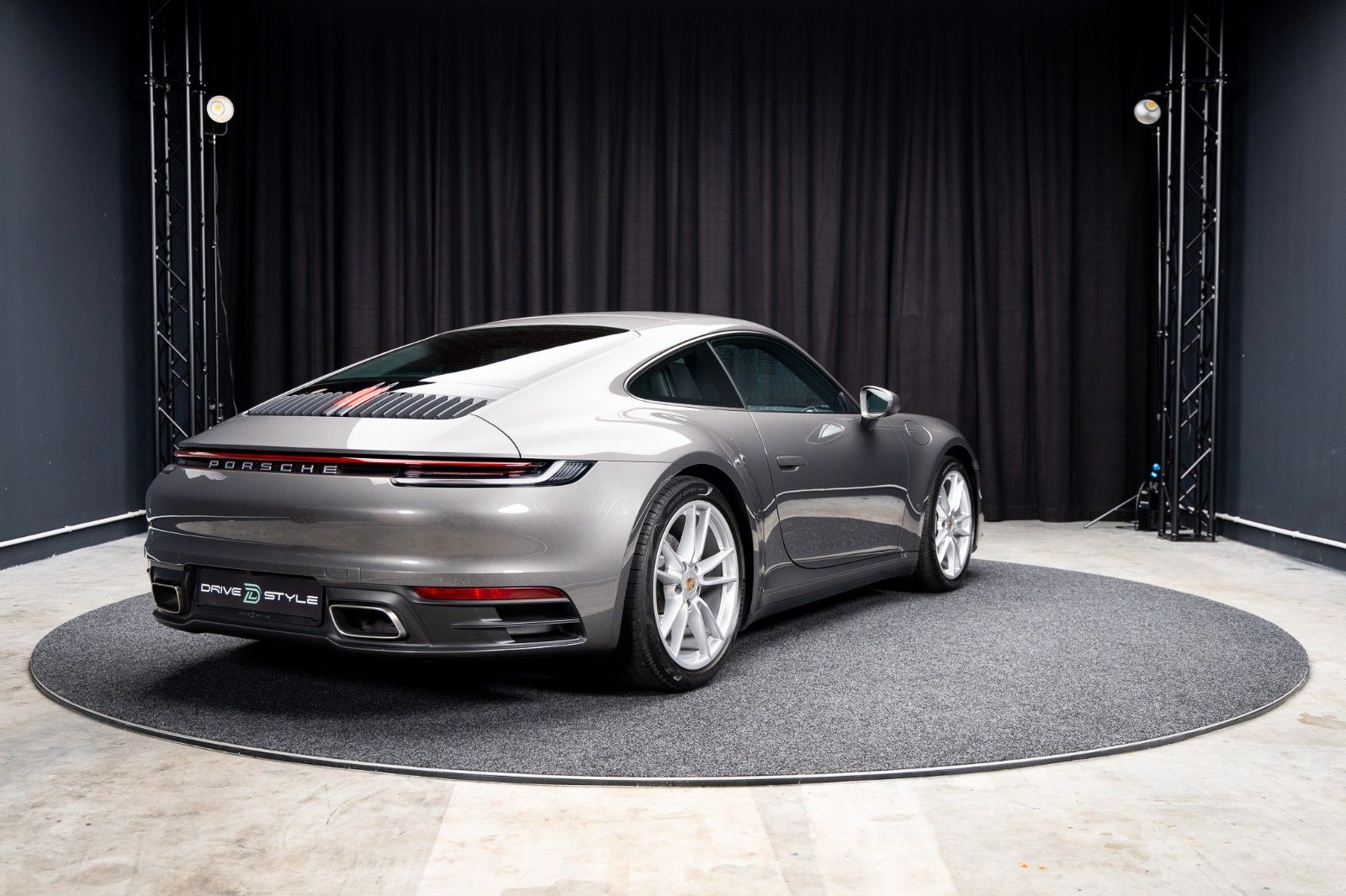 PORSCHE 992 + 1. Hand + 16.050 km + Schiebedach + PDK – Fahrzeugbild 4