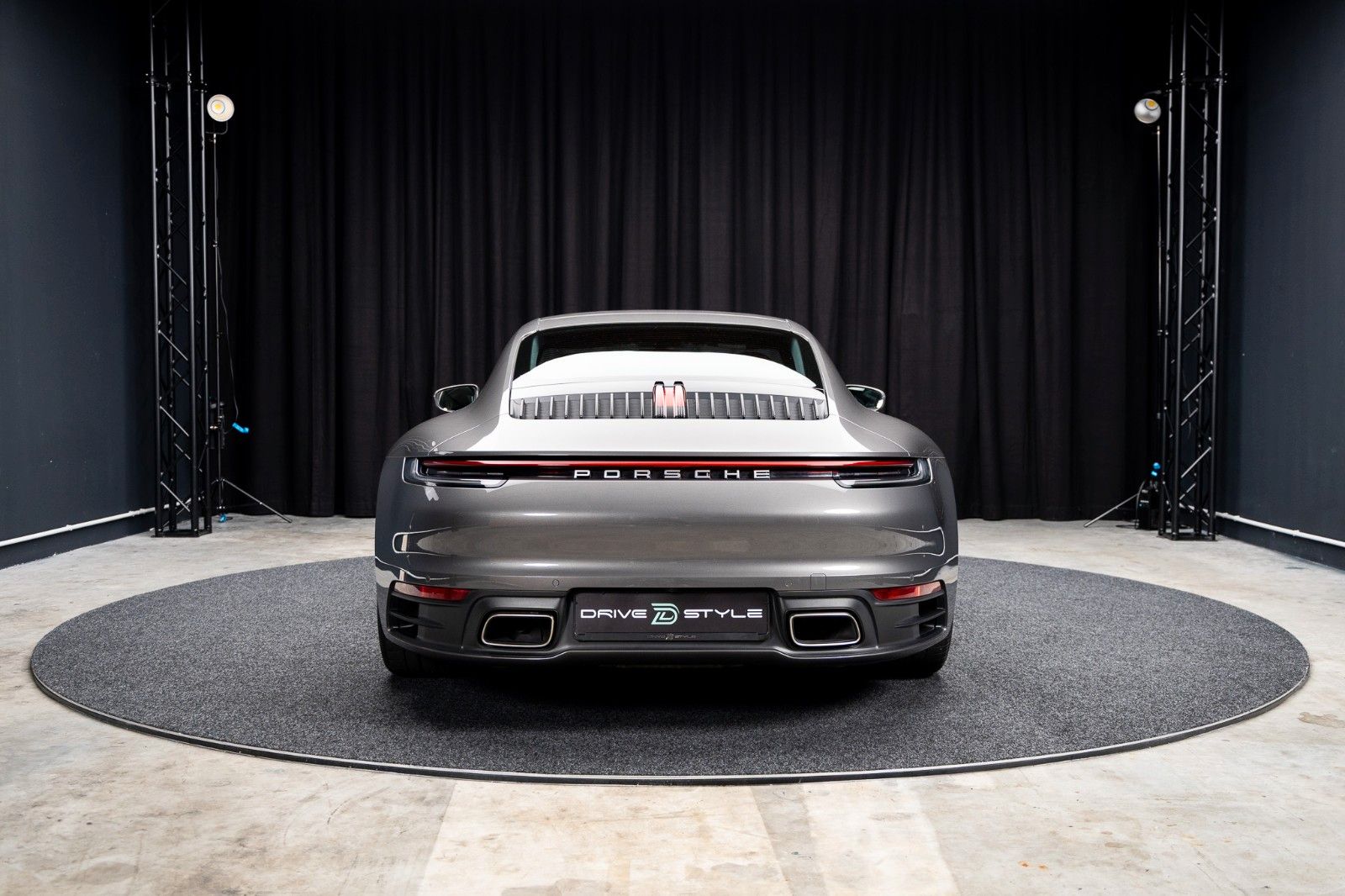 PORSCHE 992 + 1. Hand + 16.050 km + Schiebedach + PDK – Fahrzeugbild 5
