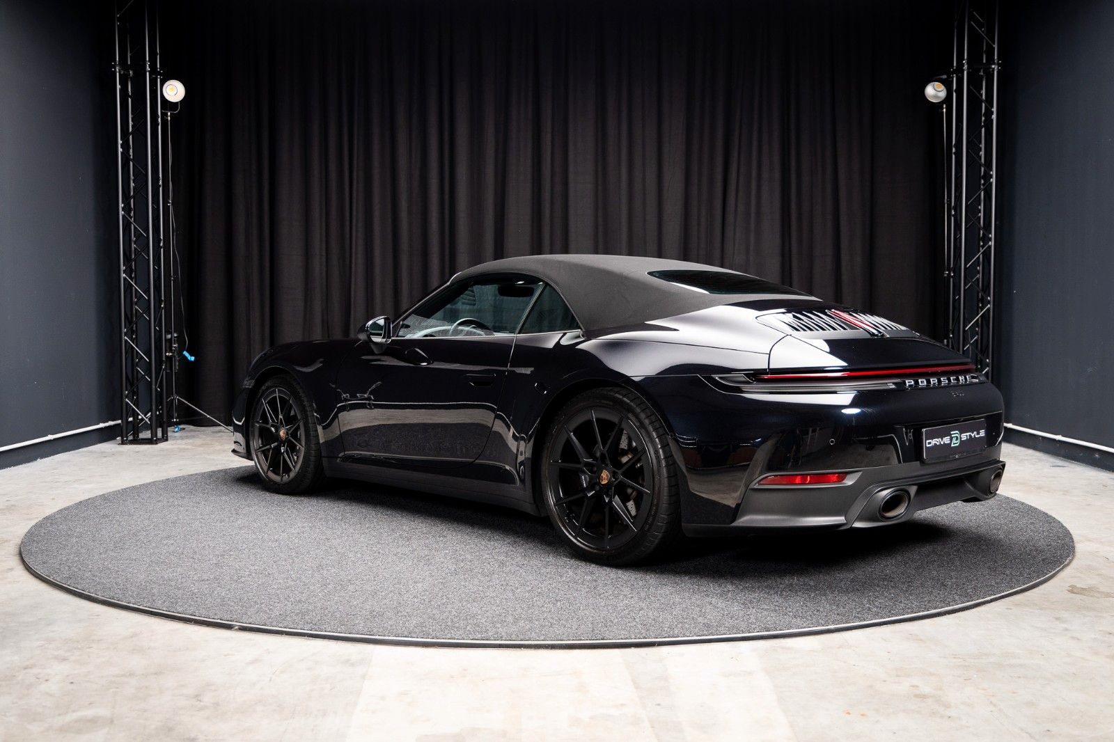 PORSCHE 992 Carrera Cabrio + PDK + BOSE + 2. Radsatz – Fahrzeugbild 4
