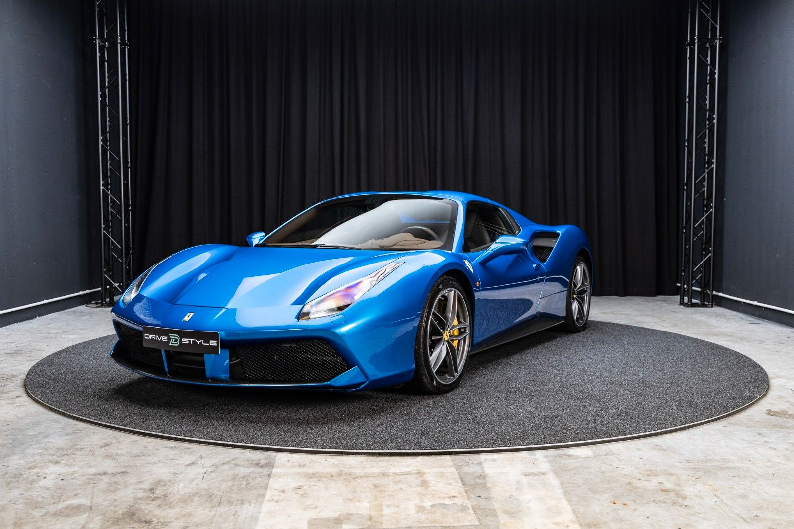 FERRARI 488 Spider + Carbon + Daytona + Liftsystem – Fahrzeugbild 1