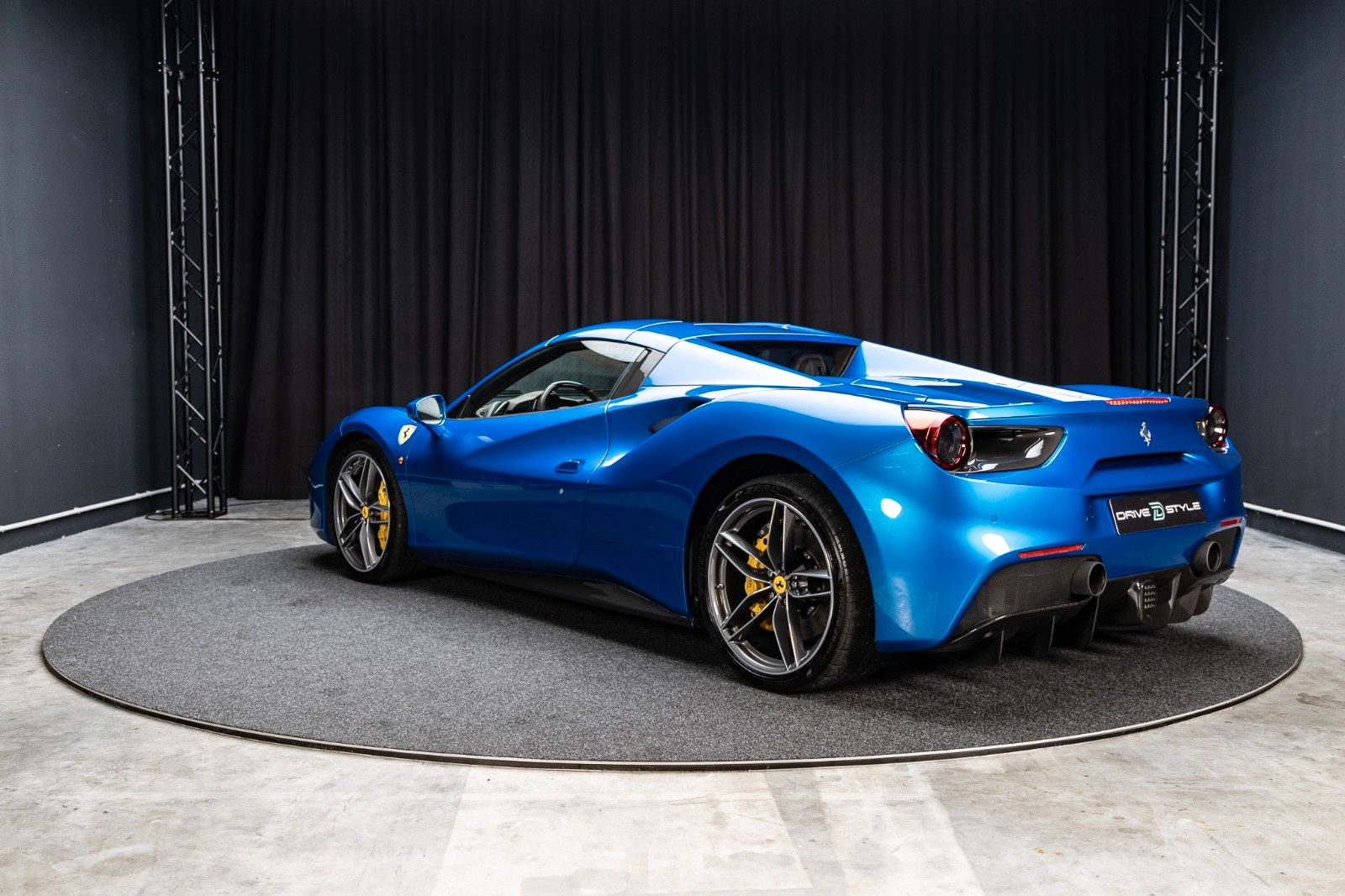 FERRARI 488 Spider + Carbon + Daytona + Liftsystem – Fahrzeugbild 4