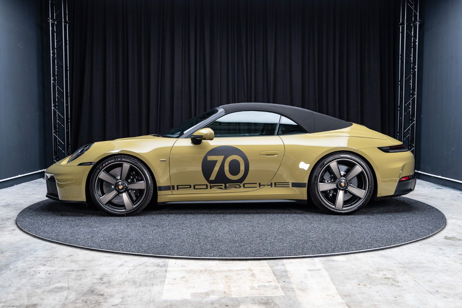 PORSCHE 992.2 GTS Cabrio Spirit 70 + PCCB + Burmester – Fahrzeugbild 3