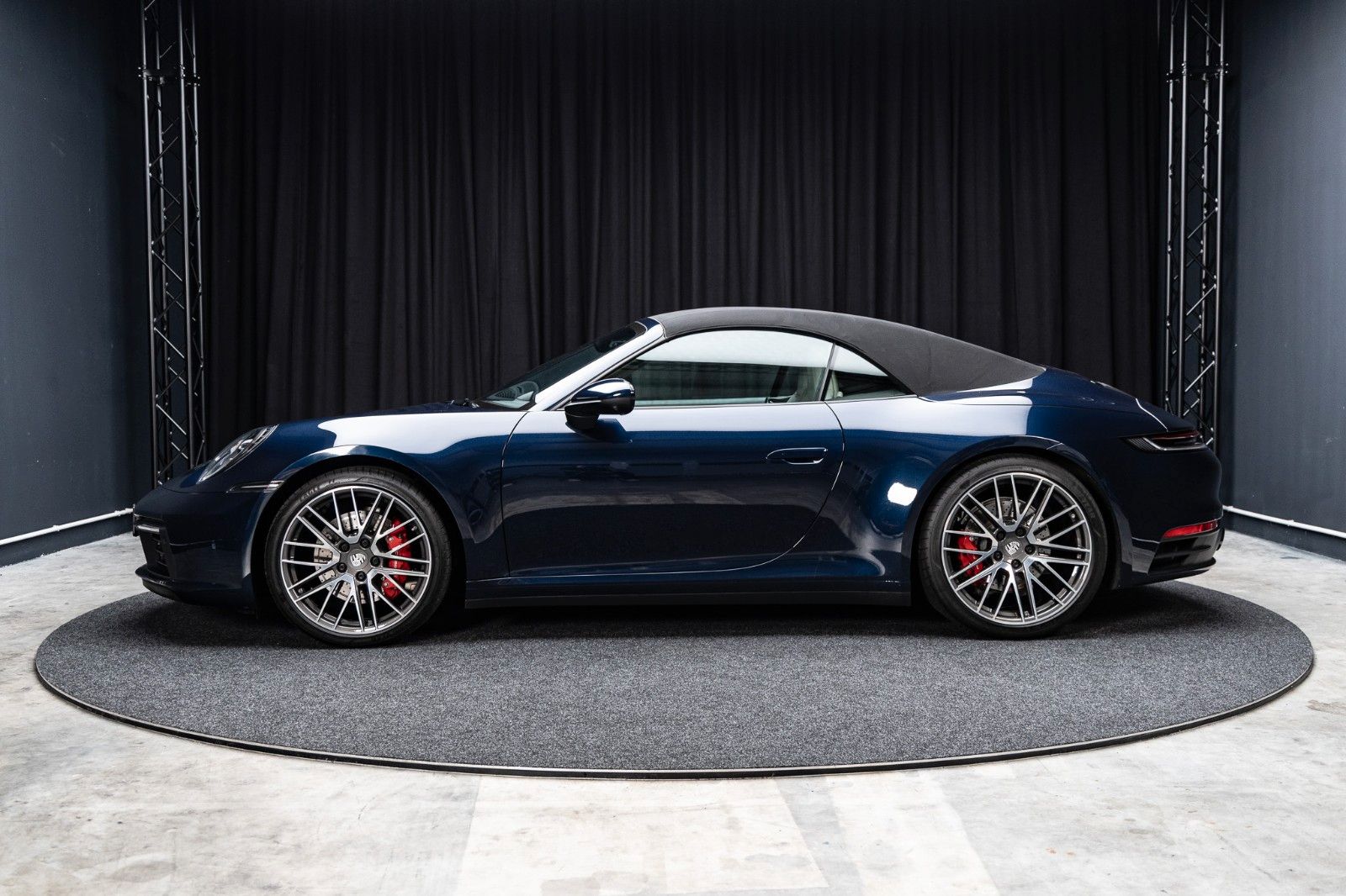 PORSCHE 992 Carrera 4S Cabriolet + PDK + Hinterachs – Fahrzeugbild 3