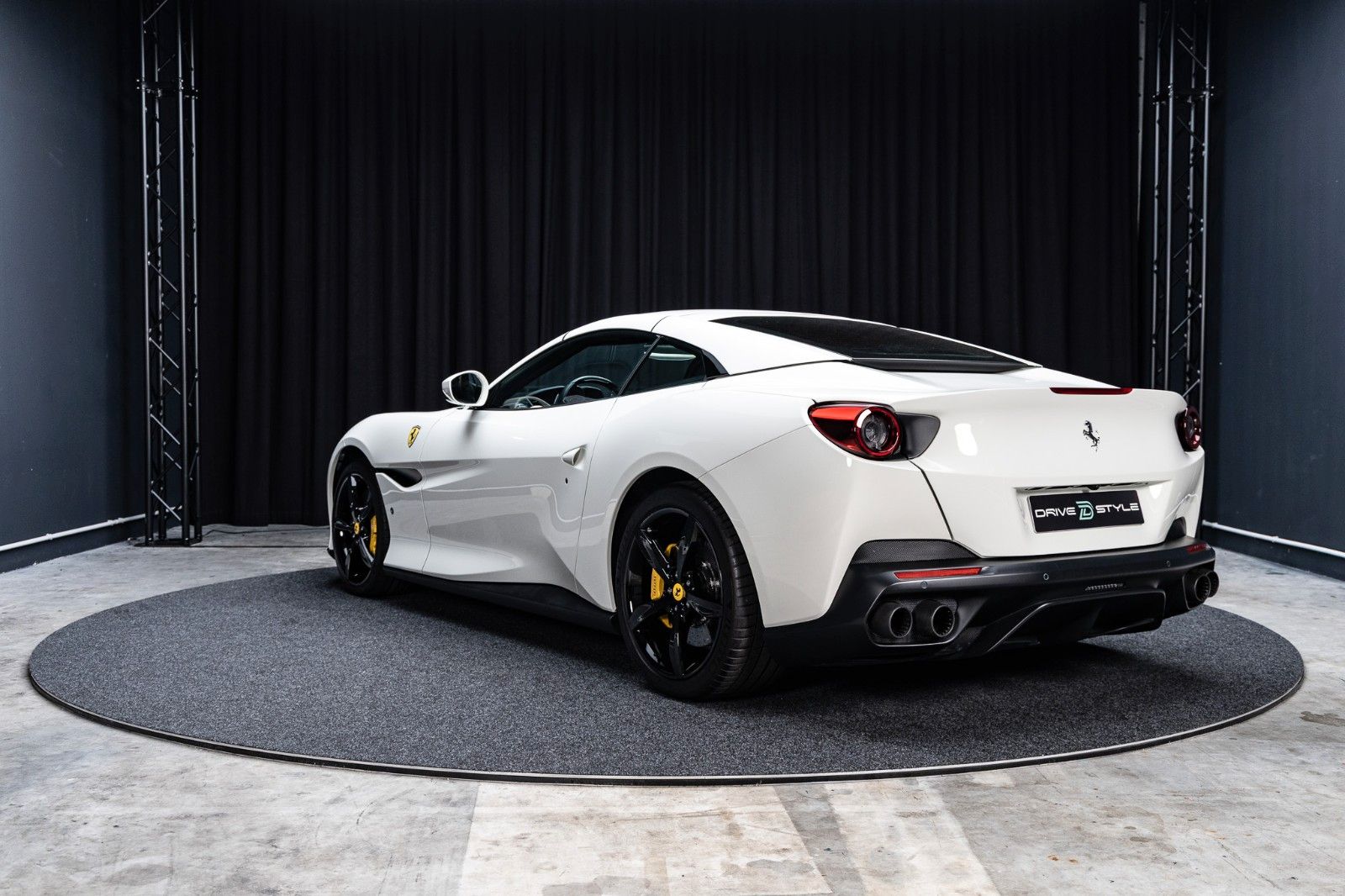 FERRARI Portofino 3.9 T V8 DCT · 5.660 km · Carbon-Lenk – Fahrzeugbild 3