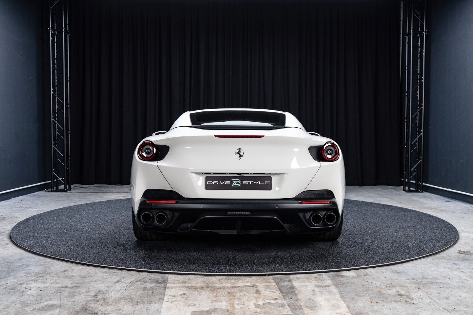 FERRARI Portofino 3.9 T V8 DCT · 5.660 km · Carbon-Lenk – Fahrzeugbild 5