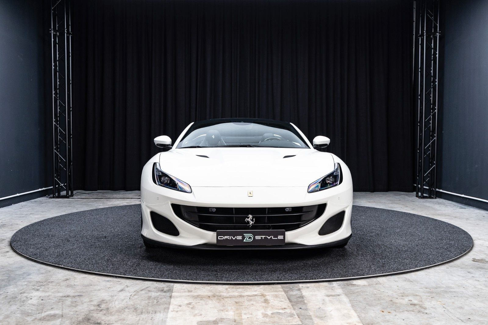 FERRARI Portofino 3.9 T V8 DCT · 5.660 km · Carbon-Lenk – Fahrzeugbild 9