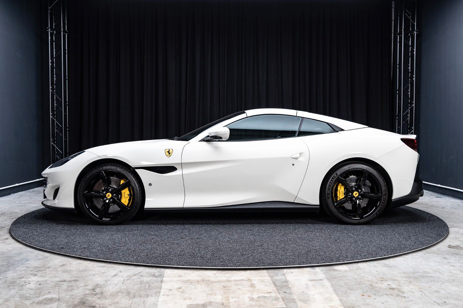 FERRARI Portofino 3.9 T V8 DCT · 5.660 km · Carbon-Lenk – Fahrzeugbild 4