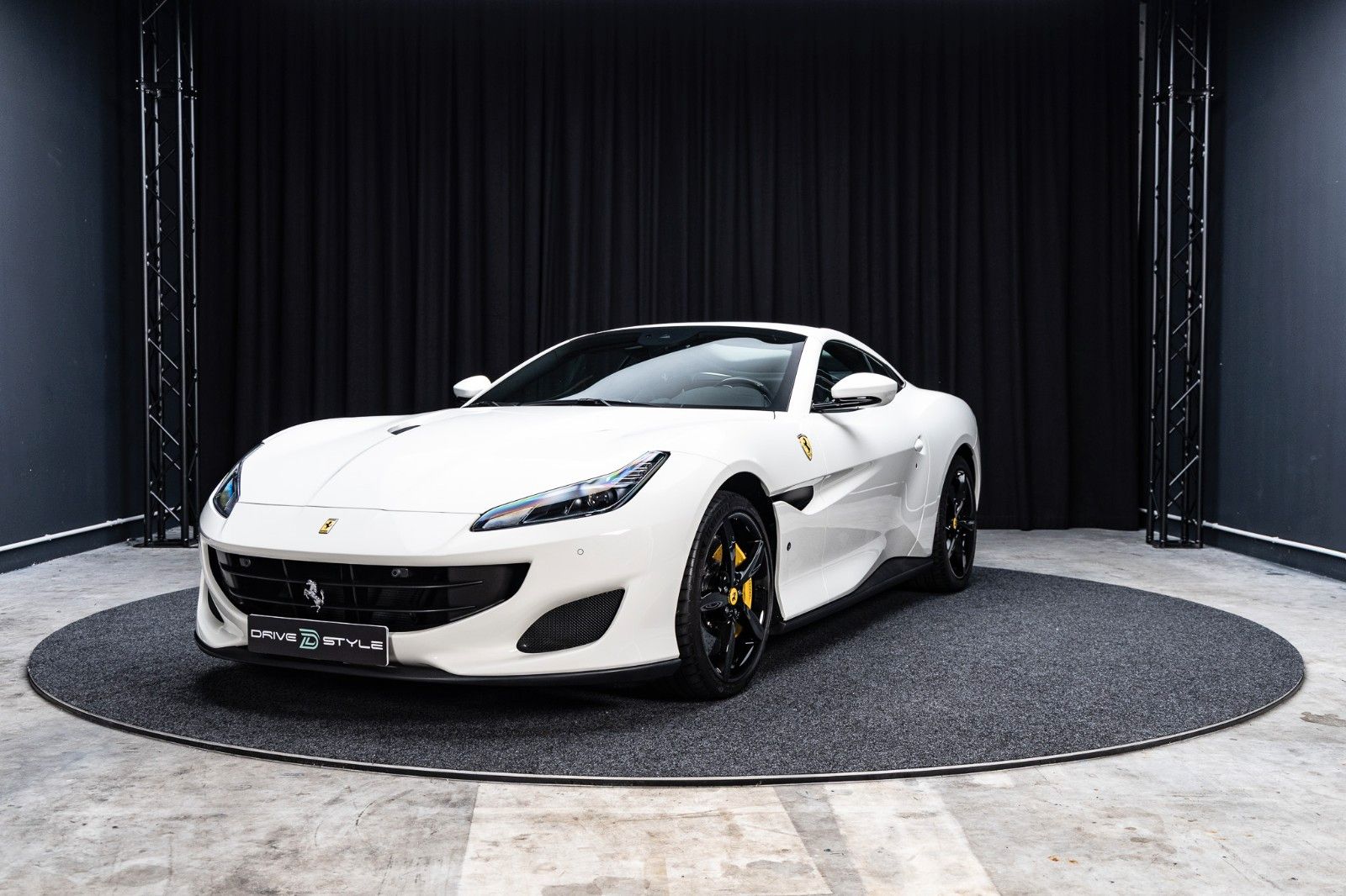 FERRARI Portofino 3.9 T V8 DCT · 5.660 km · Carbon-Lenk – Fahrzeugbild 10