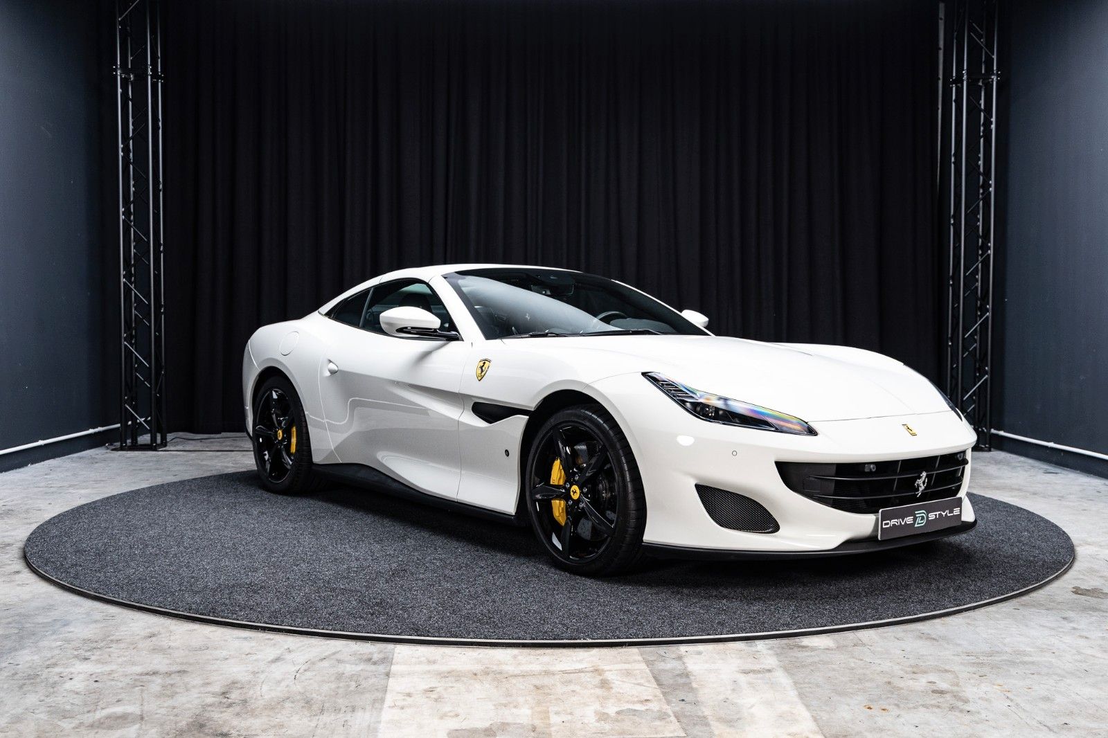 FERRARI Portofino 3.9 T V8 DCT · 5.660 km · Carbon-Lenk – Fahrzeugbild 8