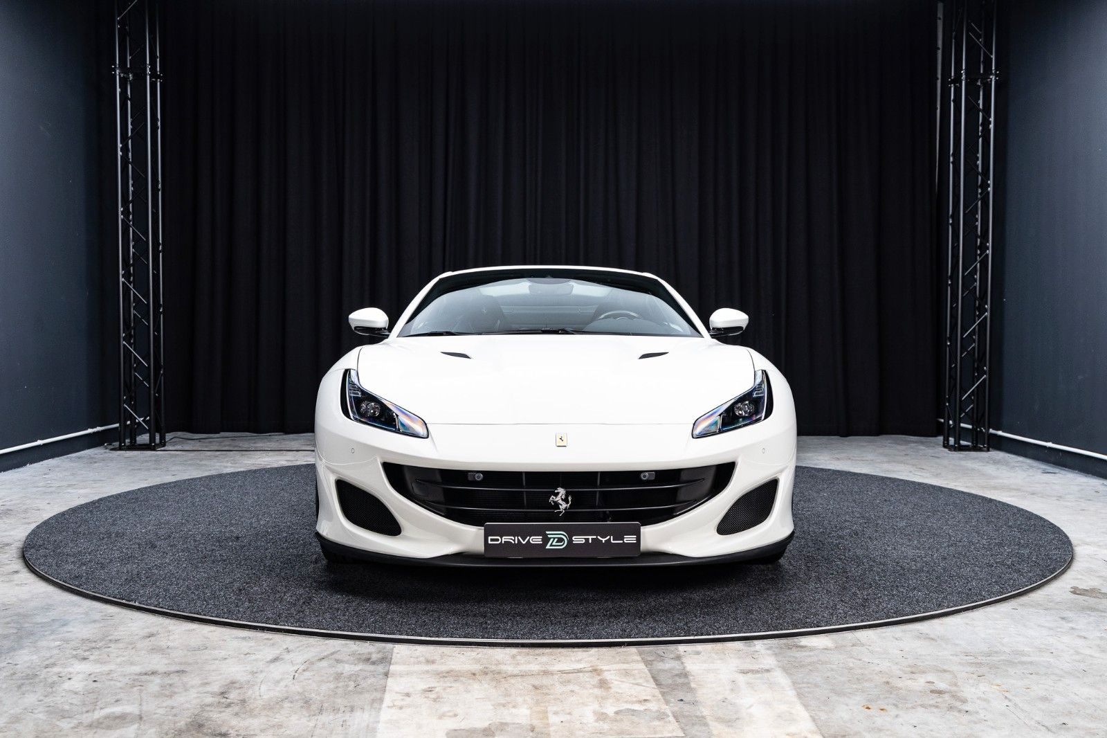 FERRARI Portofino 3.9 T V8 DCT · 5.660 km · Carbon-Lenk – Fahrzeugbild 2