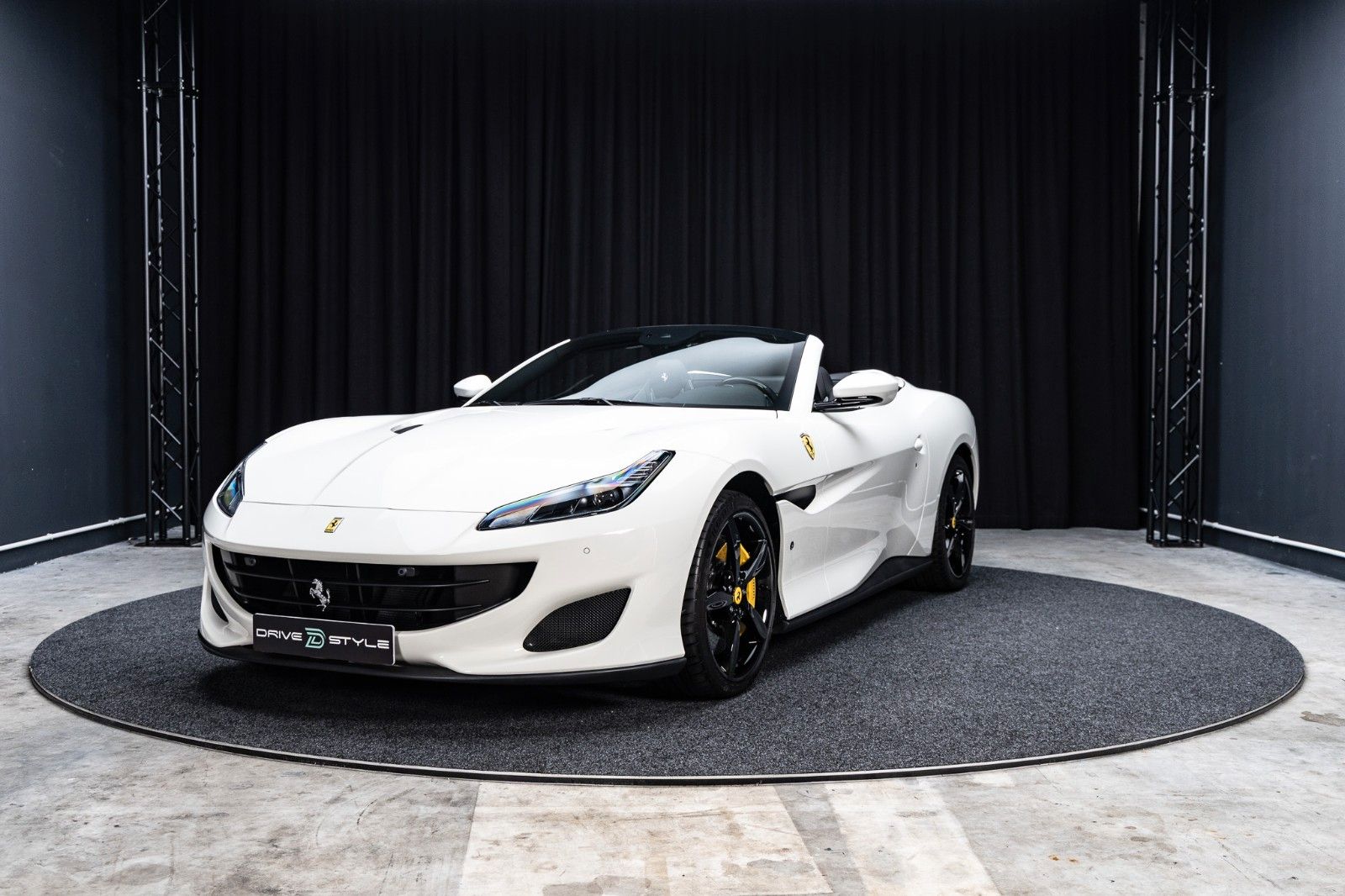 FERRARI Portofino 3.9 T V8 DCT · 5.660 km · Carbon-Lenk – Fahrzeugbild 1