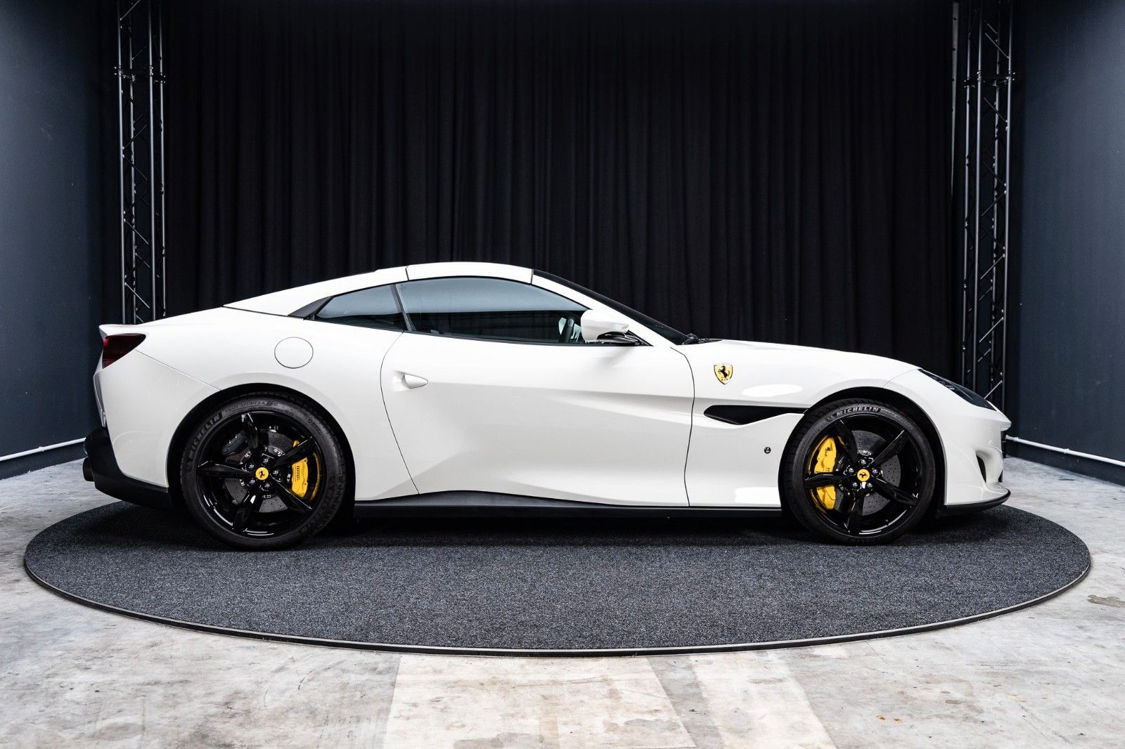 FERRARI Portofino 3.9 T V8 DCT · 5.660 km · Carbon-Lenk – Fahrzeugbild 7