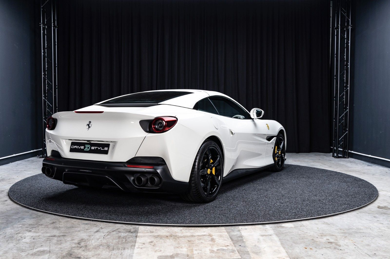 FERRARI Portofino 3.9 T V8 DCT · 5.660 km · Carbon-Lenk – Fahrzeugbild 6